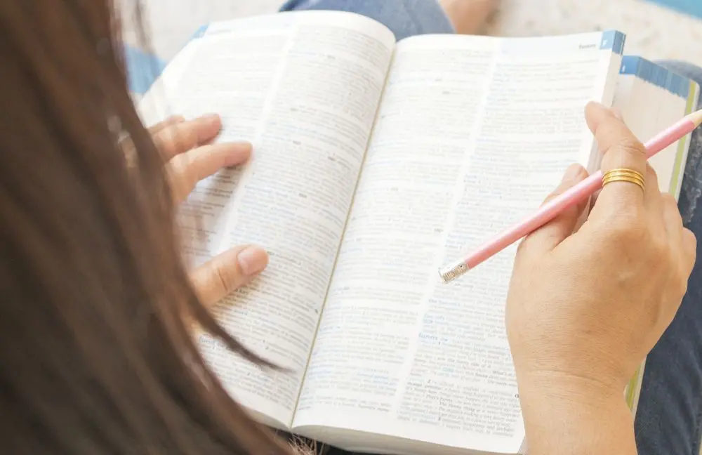 辞書を開いている女性