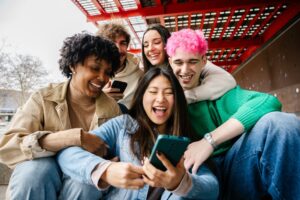 英語で「(笑)」や「www」はなんて言う?SNSや会話で使える「ウケる」の英語スラングまとめ 英語で「(笑)」や「www」はなんて言う?SNSや会話で使える「ウケる」の英語スラングまとめ
