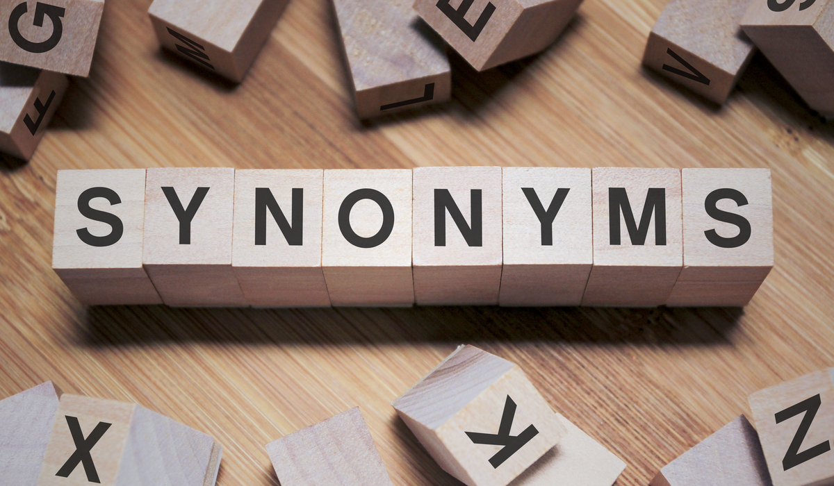 同義字】saving/thrifty/stingy差別是？帶你看七組近義字的中立與正負面表述！ | Engoo線上英文