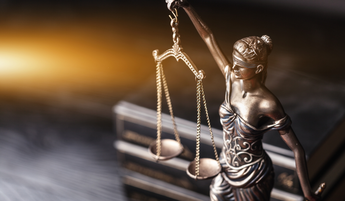 【用英文怎麼說】睜一隻眼閉一隻眼、寬限期、附屬細則等法律用語| Engoo線上英文