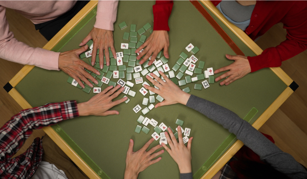 主題單字】過年就是要在麻將桌上廝殺！你知道「自摸」、「放槍」等術語英文怎麼說嗎？ | Engoo線上英文