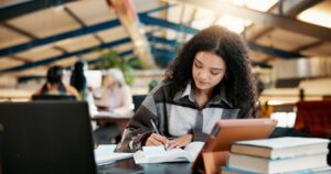 【同義字】開學了！「念書」英文除了 "study" 外還能用這 9 組單字、片語表達！