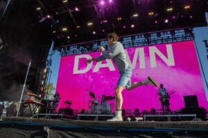 【聽歌學英文】美國洛杉磯樂團 LANY 用一首 “Act My Age” 唱出世代的焦慮，讓我們一探究竟藏在歌詞裡的秘密