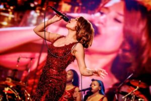 【聽歌學英文】隨著音樂在心頭的烏雲下起舞吧 RAYE 〈Click Clack Symphony〉 【聽歌學英文】隨著音樂在心頭的烏雲下起舞吧 RAYE 〈Click Clack Symphony〉