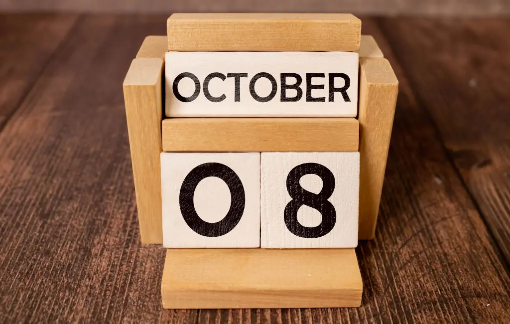Wood Block Calendar of 08 October (white date and month block with wood-color frame)